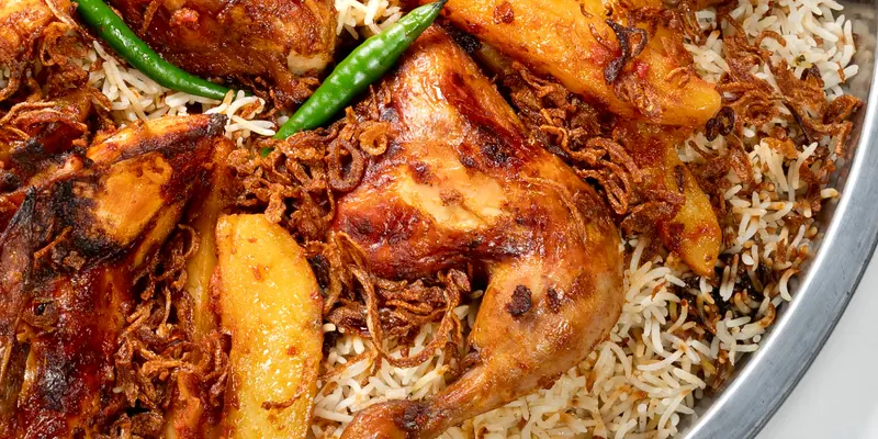 Nari biryani tray with oven-grilled chicken, potato and crispy onions — صينية برياني ناري مع دجاج مشوي بالفرن وبطاطس وبصل مقرمش